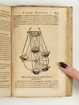 Epitome astronomiae Copernicanæ Usitatâ formâ Quæstionum & Responsionum conscripta, inq; VII. Libros digesta, quorum tres hi priores sunt de Doctrina Sphæricâ. Habes, amice lector, hac prima parte, præter physicam accuratam explicationem Motus Terræ diurni, ortusque ex eo circulorum Sphæræ, totæm doctrinam Sphæricam nova & concinniori methodo, auctiorem, additis Exemplis omnis generis Computation tegrarum præceptionum vim sunt complexa. Authors Joanne Kepplero Imp: Cæs: Matthiæ, Ordd: q; Illium Archiducatus Austriæ supra Onasum, Mathematico