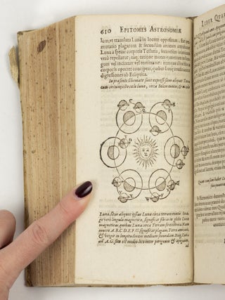 Epitome astronomiae Copernicanæ Usitatâ formâ Quæstionum & Responsionum conscripta, inq; VII. Libros digesta, quorum tres hi priores sunt de Doctrina Sphæricâ. Habes, amice lector, hac prima parte, præter physicam accuratam explicationem Motus Terræ diurni, ortusque ex eo circulorum Sphæræ, totæm doctrinam Sphæricam nova & concinniori methodo, auctiorem, additis Exemplis omnis generis Computation tegrarum præceptionum vim sunt complexa. Authors Joanne Kepplero Imp: Cæs: Matthiæ, Ordd: q; Illium Archiducatus Austriæ supra Onasum, Mathematico