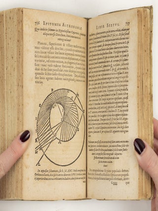 Epitome astronomiae Copernicanæ Usitatâ formâ Quæstionum & Responsionum conscripta, inq; VII. Libros digesta, quorum tres hi priores sunt de Doctrina Sphæricâ. Habes, amice lector, hac prima parte, præter physicam accuratam explicationem Motus Terræ diurni, ortusque ex eo circulorum Sphæræ, totæm doctrinam Sphæricam nova & concinniori methodo, auctiorem, additis Exemplis omnis generis Computation tegrarum præceptionum vim sunt complexa. Authors Joanne Kepplero Imp: Cæs: Matthiæ, Ordd: q; Illium Archiducatus Austriæ supra Onasum, Mathematico