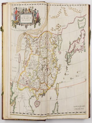 Novus atlas sinensis dat is Afbeeldingen en Beschryving&ecirc; van alle de Landschappen van het groote Ryck Sina in Latijn beschreven door P.M. Martinium S.I. en uytgegeven By Ioan Blaeu. (Seeste Deel van de nieuwe Atlas oft Toonneel des Aerdrijcx, Uytgegeven door Joan Blaeu.)