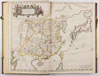 Novus atlas sinensis dat is Afbeeldingen en Beschryvingê van alle de Landschappen van het groote Ryck Sina in Latijn beschreven door P.M. Martinium S.I. en uytgegeven By Ioan Blaeu. (Seeste Deel van de nieuwe Atlas oft Toonneel des Aerdrijcx, Uytgegeven door Joan Blaeu.)
