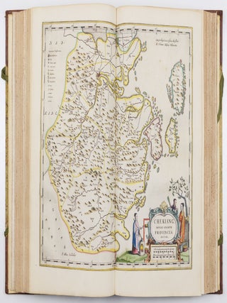 Novus atlas sinensis dat is Afbeeldingen en Beschryving&ecirc; van alle de Landschappen van het groote Ryck Sina in Latijn beschreven door P.M. Martinium S.I. en uytgegeven By Ioan Blaeu. (Seeste Deel van de nieuwe Atlas oft Toonneel des Aerdrijcx, Uytgegeven door Joan Blaeu.)