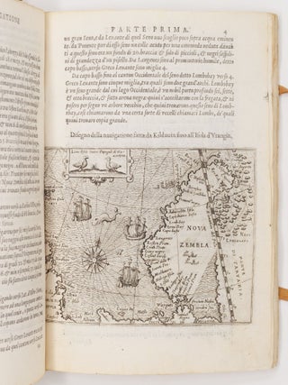 Tre Navigationi fatte dagli Olandesi, e Zelandesi Al Settentrione nella Norvegia, Moscovia, e Tartaria verso il Catai, e Regno de' Sini, dove scopersero il Mare di Veygatz, La Nuova Zembla, Et un Paese nell' Ottantesimo grado creduto la Groenlandia. Con una descrittione di tutti gli accidenti occorsi di giorno in giorno &agrave;' Naviganti, Et in particolare di alcuni combattimenti con Orsi Marini, e dell' eccesivo freddo di quei paesi, essendo nell'ultima Navigatione restata la Nave nel ghiaccio, onde li Marinari passorono infinite difficolt&agrave;, per lo spatio di diece mesi, e furono forzati alla fine di passare con li Batelli trecento miglia di Mare pericolosissimo. Descritte in Latino da Gerardo di Vera, e Nuovamente da Giovan Giunio Parisio. . .