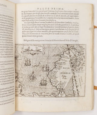 Tre Navigationi fatte dagli Olandesi, e Zelandesi Al Settentrione nella Norvegia, Moscovia, e Tartaria verso il Catai, e Regno de' Sini, dove scopersero il Mare di Veygatz, La Nuova Zembla, Et un Paese nell' Ottantesimo grado creduto la Groenlandia. Con una descrittione di tutti gli accidenti occorsi di giorno in giorno à' Naviganti, Et in particolare di alcuni combattimenti con Orsi Marini, e dell' eccesivo freddo di quei paesi, essendo nell'ultima Navigatione restata la Nave nel ghiaccio, onde li Marinari passorono infinite difficoltà, per lo spatio di diece mesi, e furono forzati alla fine di passare con li Batelli trecento miglia di Mare pericolosissimo. Descritte in Latino da Gerardo di Vera, e Nuovamente da Giovan Giunio Parisio. . .