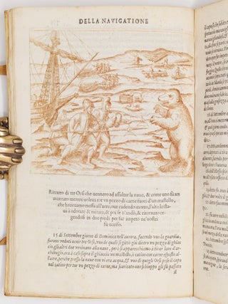 Tre Navigationi fatte dagli Olandesi, e Zelandesi Al Settentrione nella Norvegia, Moscovia, e Tartaria verso il Catai, e Regno de' Sini, dove scopersero il Mare di Veygatz, La Nuova Zembla, Et un Paese nell' Ottantesimo grado creduto la Groenlandia. Con una descrittione di tutti gli accidenti occorsi di giorno in giorno &agrave;' Naviganti, Et in particolare di alcuni combattimenti con Orsi Marini, e dell' eccesivo freddo di quei paesi, essendo nell'ultima Navigatione restata la Nave nel ghiaccio, onde li Marinari passorono infinite difficolt&agrave;, per lo spatio di diece mesi, e furono forzati alla fine di passare con li Batelli trecento miglia di Mare pericolosissimo. Descritte in Latino da Gerardo di Vera, e Nuovamente da Giovan Giunio Parisio. . .