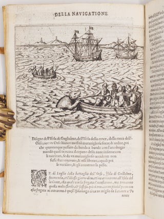 Tre Navigationi fatte dagli Olandesi, e Zelandesi Al Settentrione nella Norvegia, Moscovia, e Tartaria verso il Catai, e Regno de' Sini, dove scopersero il Mare di Veygatz, La Nuova Zembla, Et un Paese nell' Ottantesimo grado creduto la Groenlandia. Con una descrittione di tutti gli accidenti occorsi di giorno in giorno &agrave;' Naviganti, Et in particolare di alcuni combattimenti con Orsi Marini, e dell' eccesivo freddo di quei paesi, essendo nell'ultima Navigatione restata la Nave nel ghiaccio, onde li Marinari passorono infinite difficolt&agrave;, per lo spatio di diece mesi, e furono forzati alla fine di passare con li Batelli trecento miglia di Mare pericolosissimo. Descritte in Latino da Gerardo di Vera, e Nuovamente da Giovan Giunio Parisio. . .
