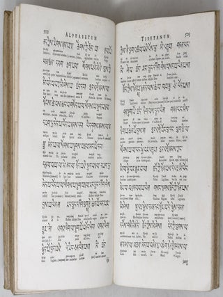 Alphabetum tibetanum missionum apostolicarum commodo editum. Pr&aelig;missa est disquisitio qua de vario litterarum ac regionis nomine, gentis origine moribus, superstitione, ac manichaeismo fuse disservitur. Beausobrii calumni&aelig; in Sanctum Augustinum, aliosque ecclesi&aelig; patres refutantur. Studio et labore Fr. Augustini Antonii Giorgii eremit&aelig; Augustiniani