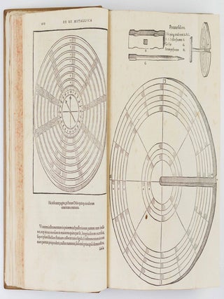 Georgii Agricolae de re metallica libri xii. Quibus Officia, Instrumenta, Machin&aelig;, ac omnia denique ad Metallicam spectantia, non modo luculentissim&egrave; describuntur, sed & per effigies, suis locis insertas, adiunctis Latinis, Germanicisque appelationibus ita ob oculos ponuntur, ut clarius tradi non possint. Eiusdem de animantibus subterraneis Liber, ab Autore recognitus: cum Indicibus diuersis, quicquid in opere tractatum est, pulchr&egrave; demonstrantibus