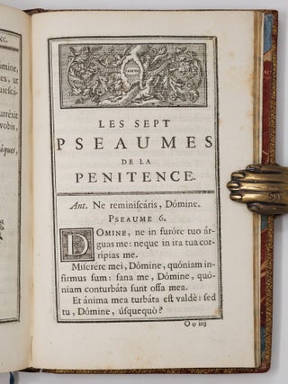 L'office de la Semaine Sainte, a l'usage de la maison du roy. Imprim&eacute; par expr&egrave;s Commandement de Sa Majest&eacute;. Conform&eacute;ment aux Breviaires & Messels Romain & Parisien. Avec les C&eacute;r&eacute;monies de l'Eglise. Nouvelle edition